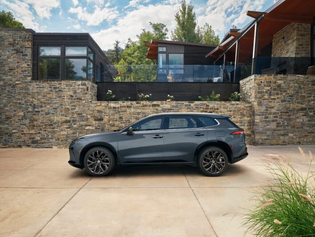 2025 toyota crown signia 4 1024x769 1