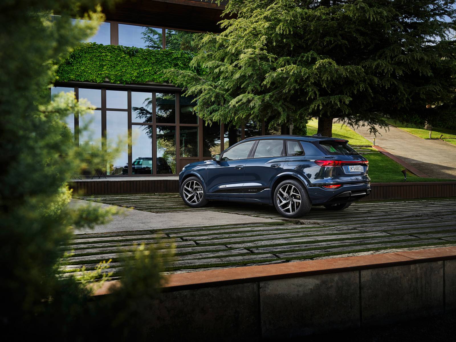 Audi Q6 e-tron im Check: Was PPE, 800V-Laden und Beifahrer-Display ab 75.000 € können