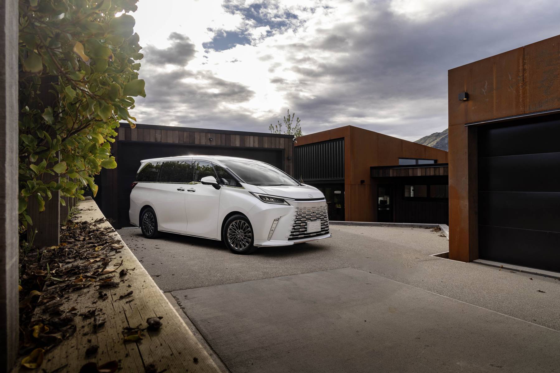 Lexus LM 350h im Test: First-Class-Lounge für Chauffeurdienste