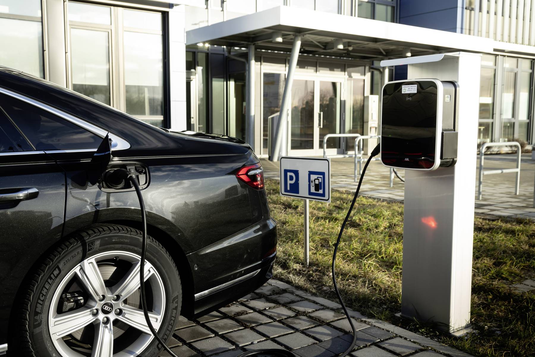 Audi A8 60 TFSI e (2026): Warum das 115.000-Euro-Flaggschiff beim Laden abbricht