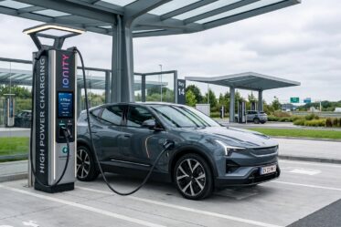 Elektrofahrzeug der Geely-Gruppe an einer modernen Megawatt-Schnellladesäule mit Hochleistungskabel