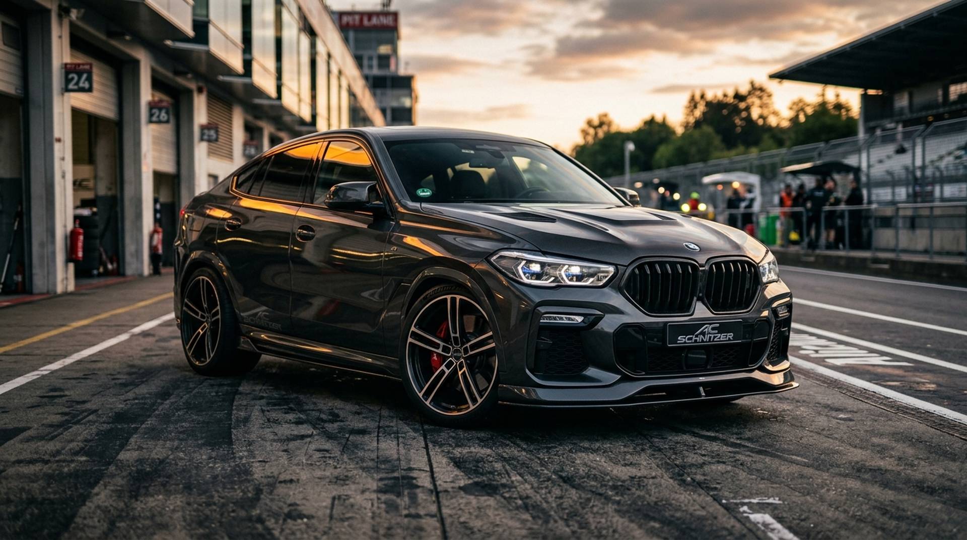 Sportlich modifizierter BMW X6 mit AC Schnitzer Aerodynamik-Paket auf der Rennstrecke