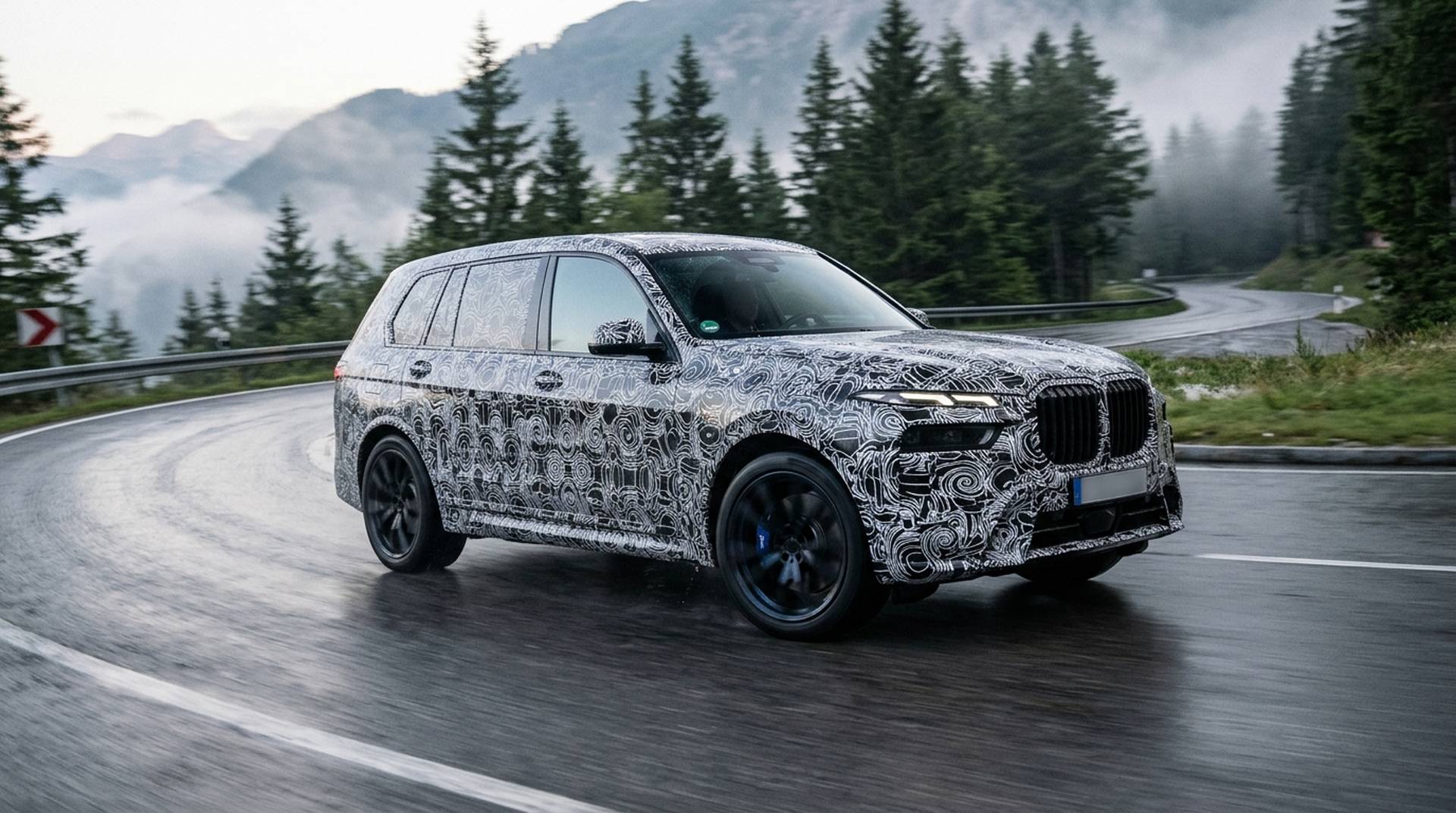 Getarnter Prototyp des BMW iX7 Elektro-SUV mit markanter Doppelniere bei Erprobungsfahrten