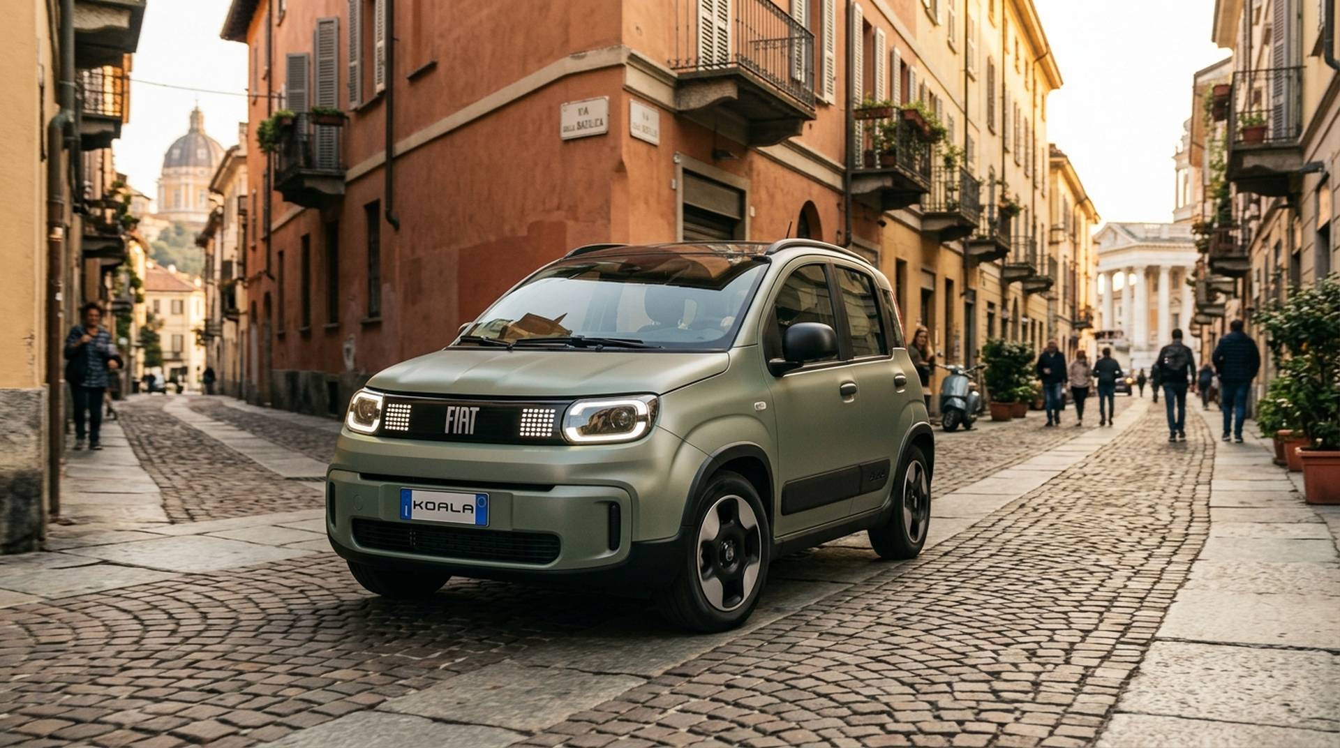 Kompakter elektrischer Fiat Koala auf historischer europäischer Stadtstraße